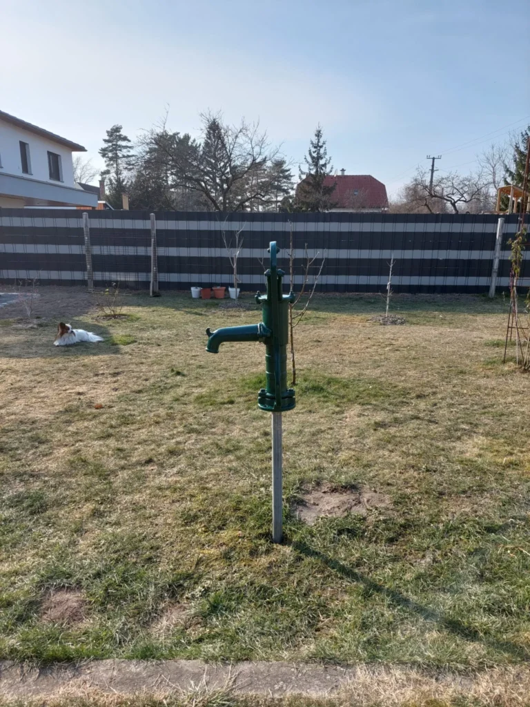 wtc_brunnen_handpumpe_1220_wien
